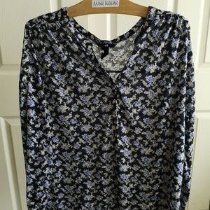 Basic V-neck flowy high-low long sleeve shirt